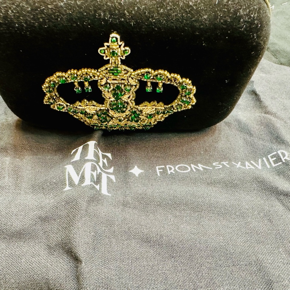The Met & St Xavier Black and Gold Beaded Velvet Regal Crown Clutch - Picture 6 of 9